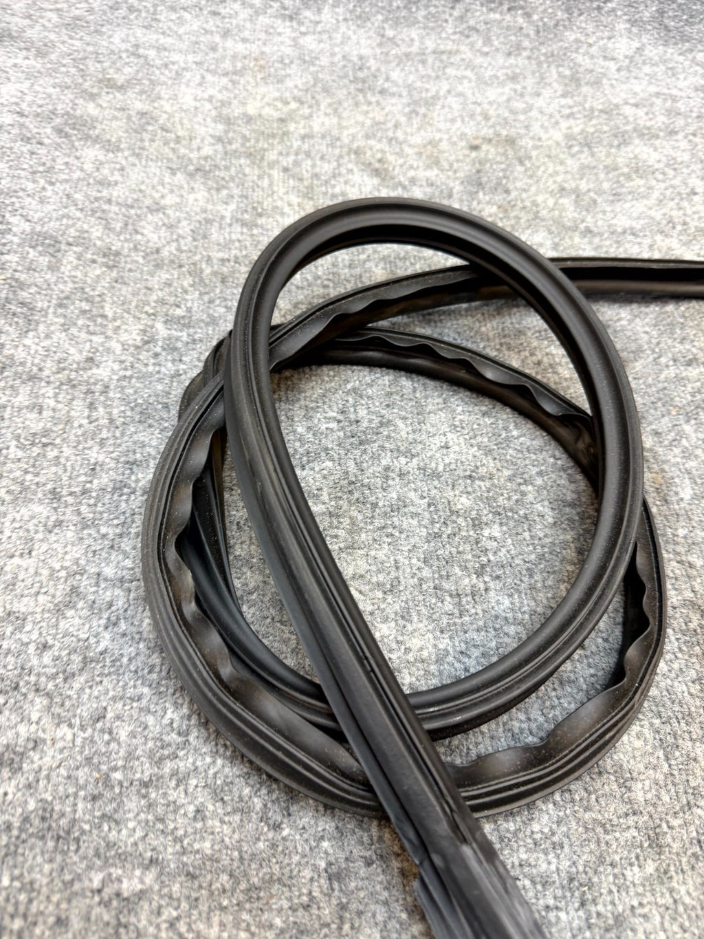 2020-2024 TESLA MODEL Y FRONT LEFT DOOR SEAL RUBBER WEATHERSTRIP OEM, 149767398C