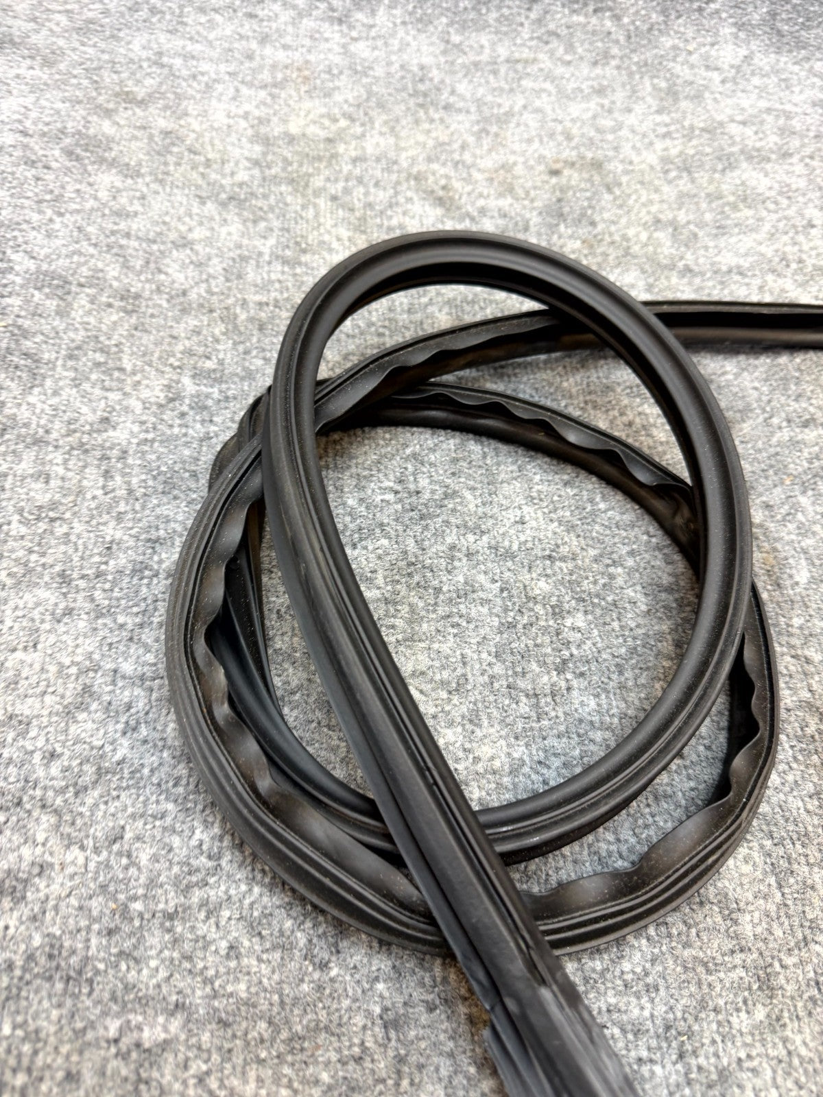 2020-2024 TESLA MODEL Y FRONT LEFT DOOR SEAL RUBBER WEATHERSTRIP OEM, 149767398C