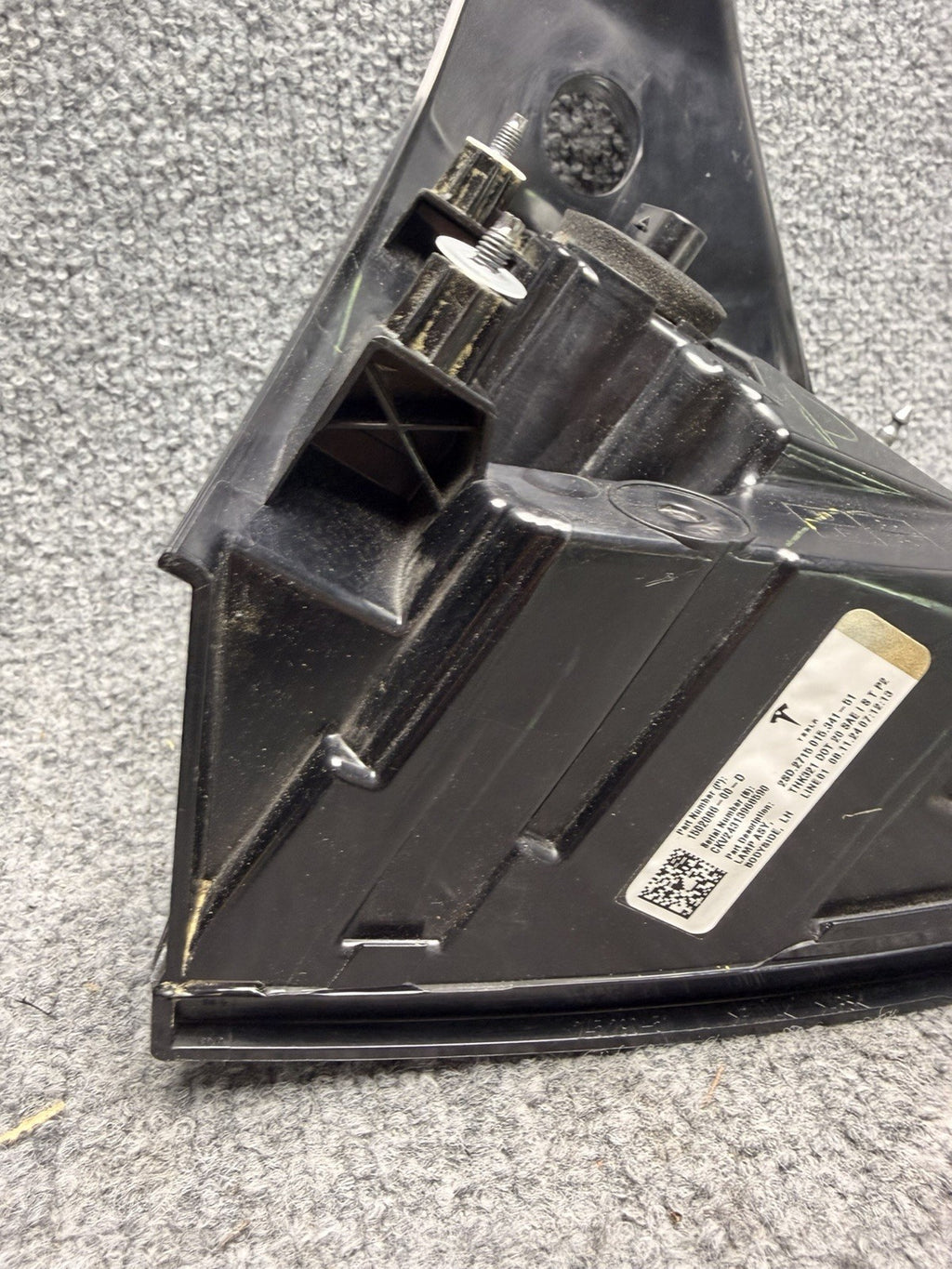 2020 - 2024 TESLA MODEL Y REAR LEFT DRIVER OUTER TAIL LIGHT OEM 1502086-00-D