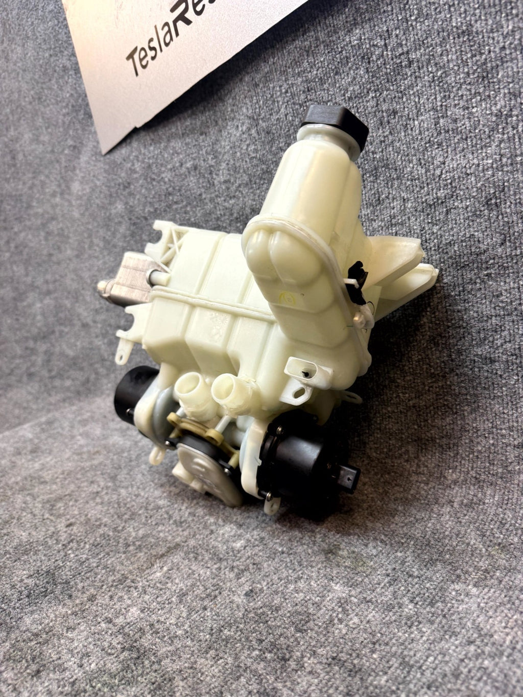 2017 – 2023 TESLA MODEL 3 COOLANT EXPANSION RESERVOIR TANK OEM, 1097016-00-D