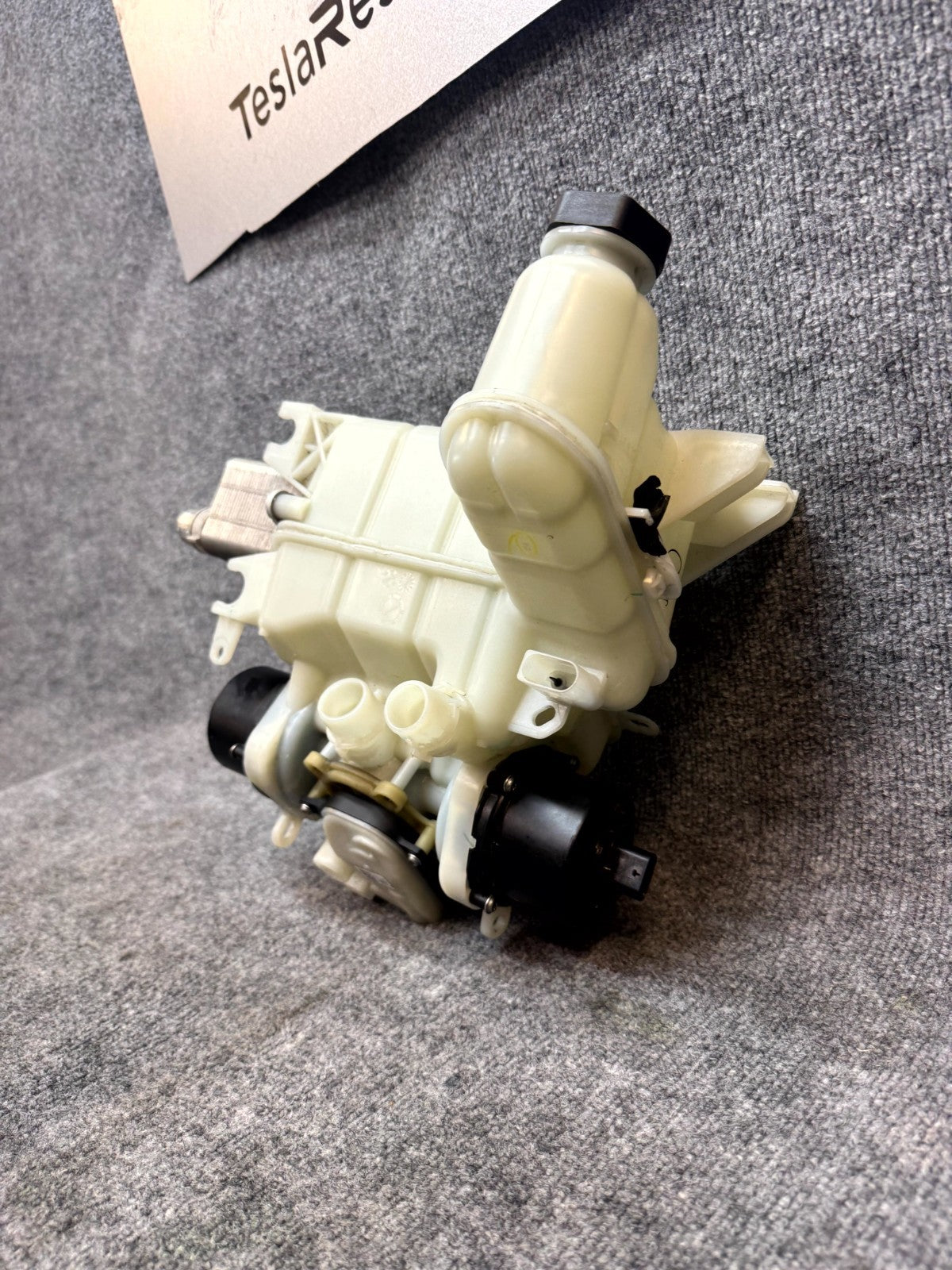 2017 – 2023 TESLA MODEL 3 COOLANT EXPANSION RESERVOIR TANK OEM, 1097016-00-D