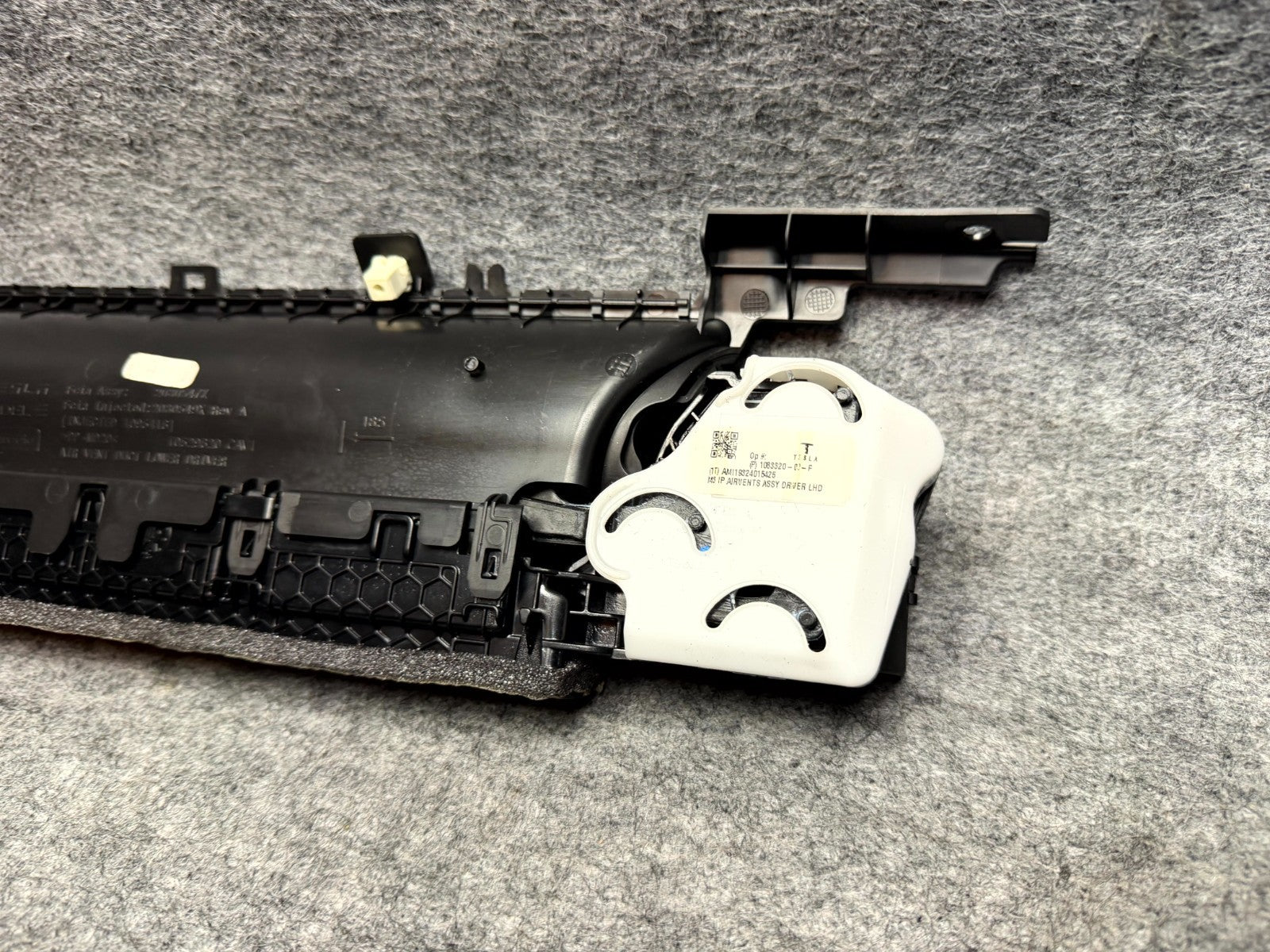 ♦️2017-2023 TESLA MODEL 3 RIGHT DASH HEATER LOWER AIR VENT GRILLE OEM, 108332500