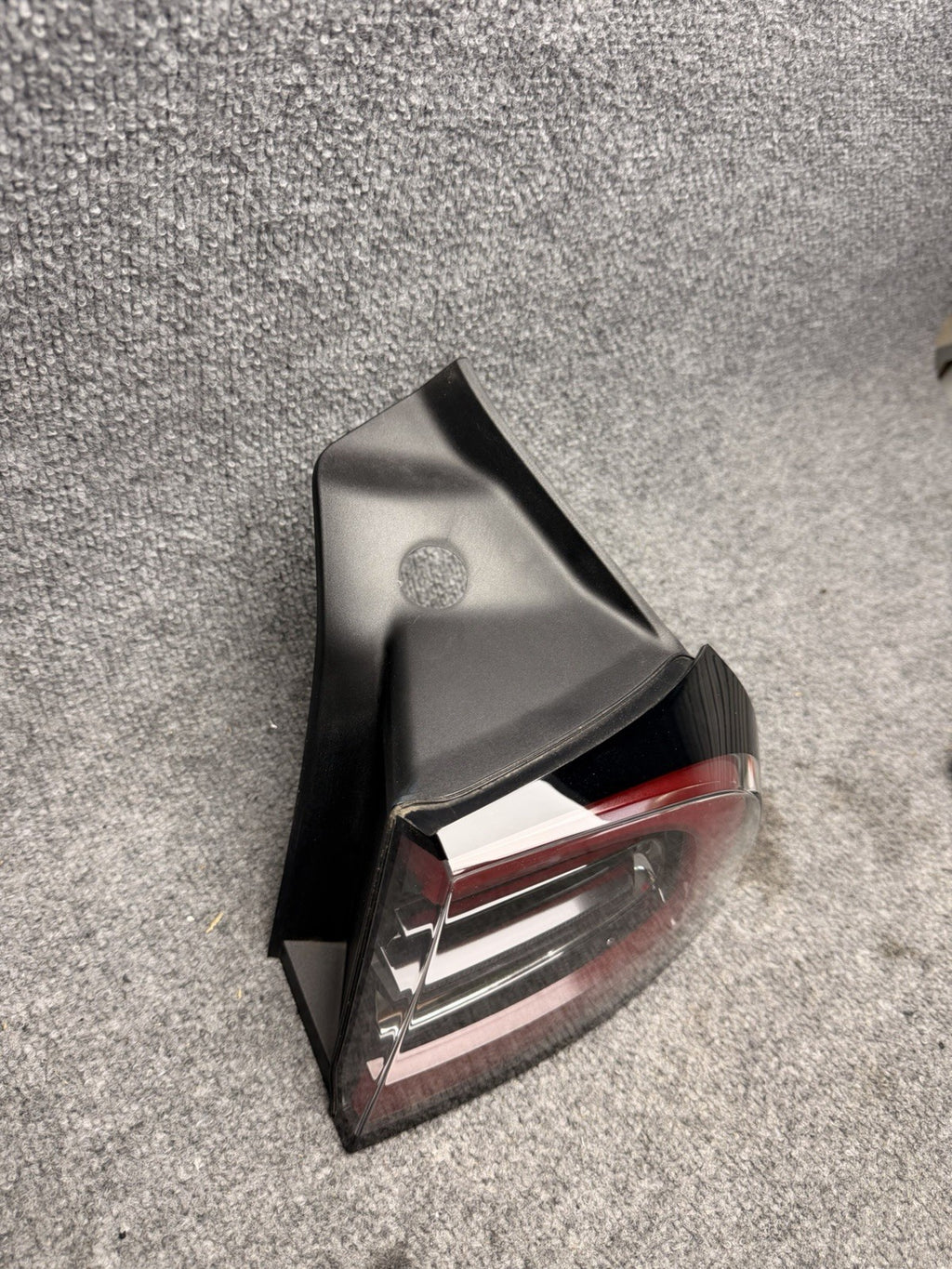 2021-2024 TESLA MODEL 3/Y RIGHT SIDE  TAIL LIGHT USED OEM (1502087-00-D) 4 Pin