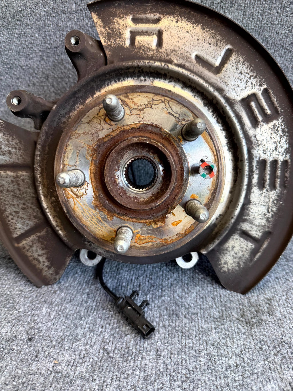 12–16 TESLA MODEL S REAR RIGHT SPINDLE KNUCKLE HUB W/ DUST SHIELD OEM, 600702400