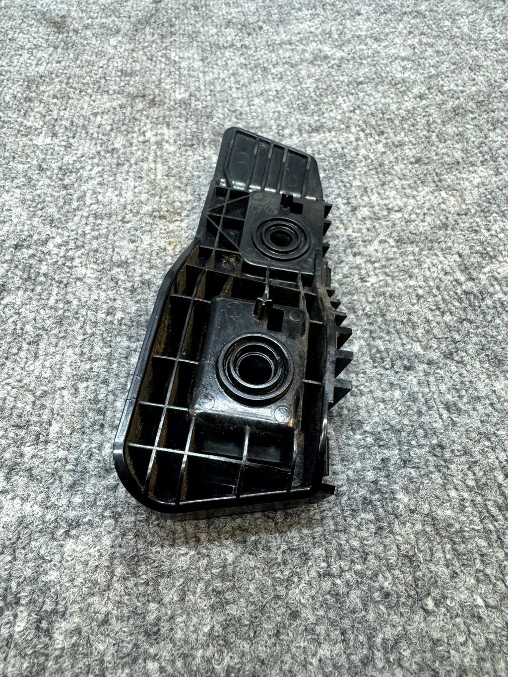17 - 23 TESLA MODEL 3 REAR RIGHT SIDE TAILLIGHT MOUNT BRACKET OEM, 1083993-00-E