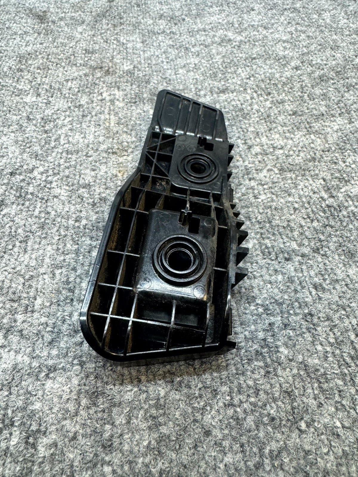 17 - 23 TESLA MODEL 3 REAR RIGHT SIDE TAILLIGHT MOUNT BRACKET OEM, 1083993-00-E