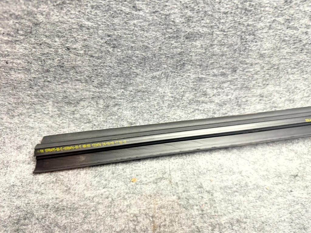♦️17-23 TESLA MODEL 3 FRONT LH / RH DOOR WINDOW WEATHERSTRIP SEAL OEM 109049500E