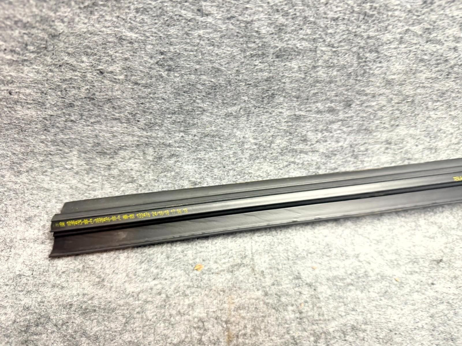 ♦️17-23 TESLA MODEL 3 FRONT LH / RH DOOR WINDOW WEATHERSTRIP SEAL OEM 109049500E