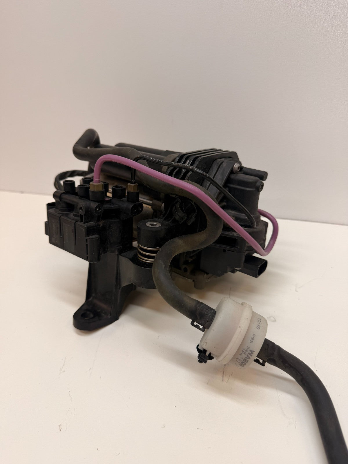 12-15 Tesla Model S Air Suspension Compressor Pump W/ Bracket Asembly 4430203031