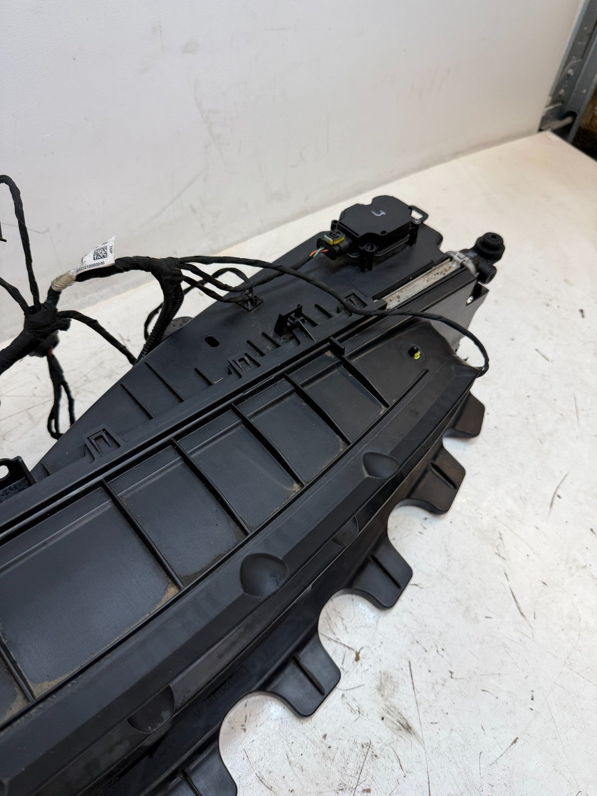 2012-2015 Tesla Model S Radiator Shutter Air Duct Center Intake Grille Assembly