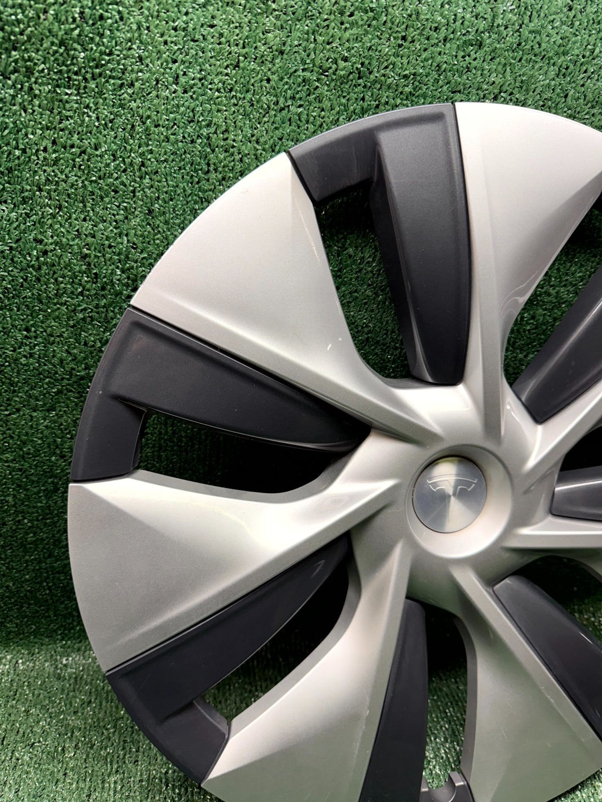 ♦️20-24 TESLA MODEL Y 19" GEMINI WHEEL RIM HUBCAP COVER OEM, 1044235-00-B
