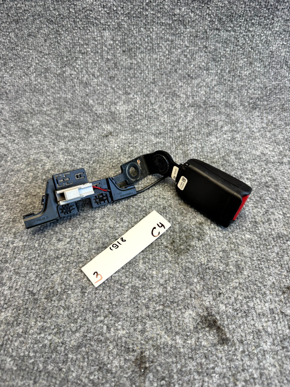 2017 - 2023 TESLA MODEL 3 REAR LEFT SIDE SEAT BELT BUCKLE OEM, 1085939-01-E