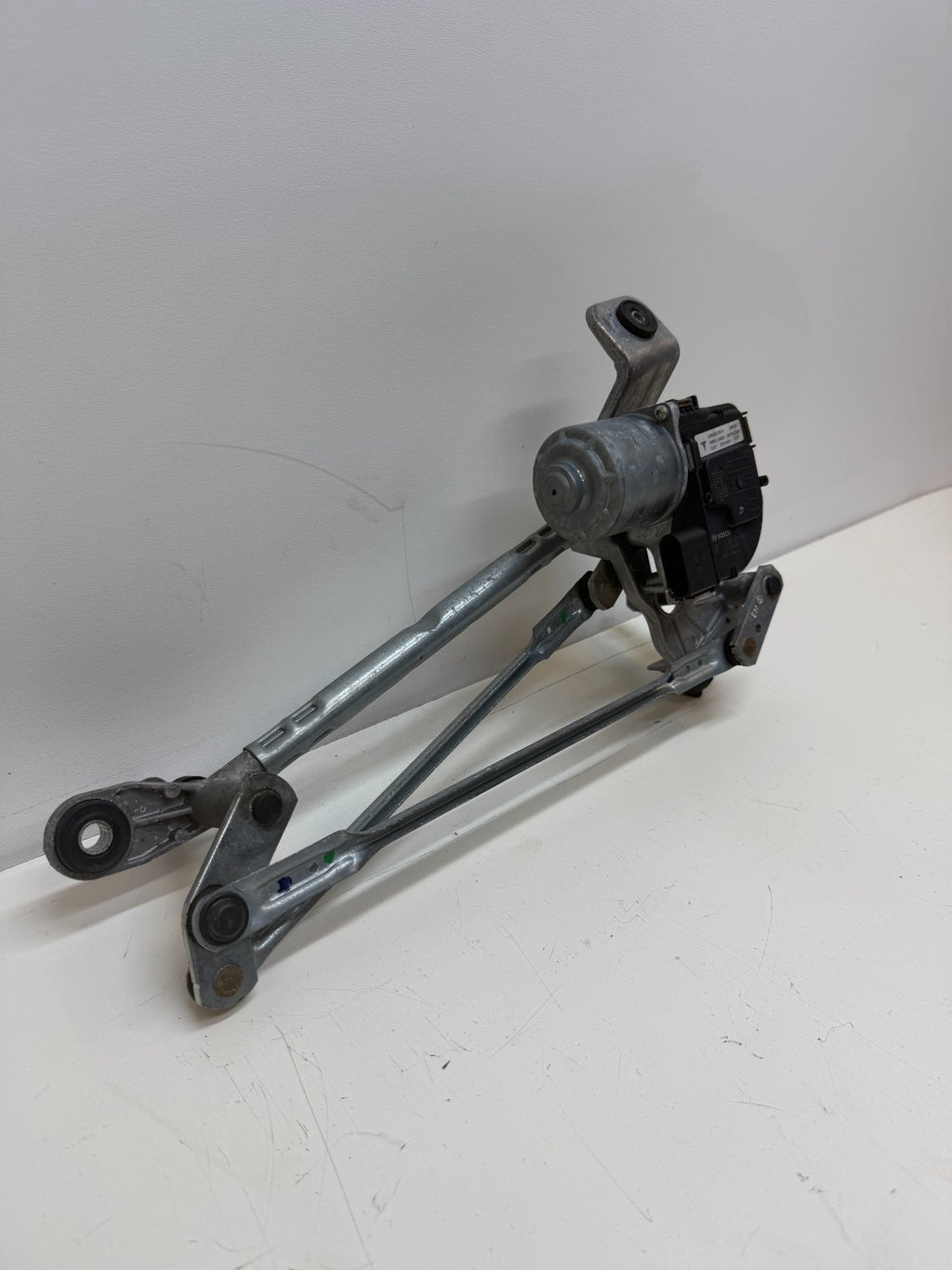20 - 24 TESLA MODEL Y WINDSHIELD WIPER TRANSMISSION LINKAGE & MOTOR 1490242-00-A