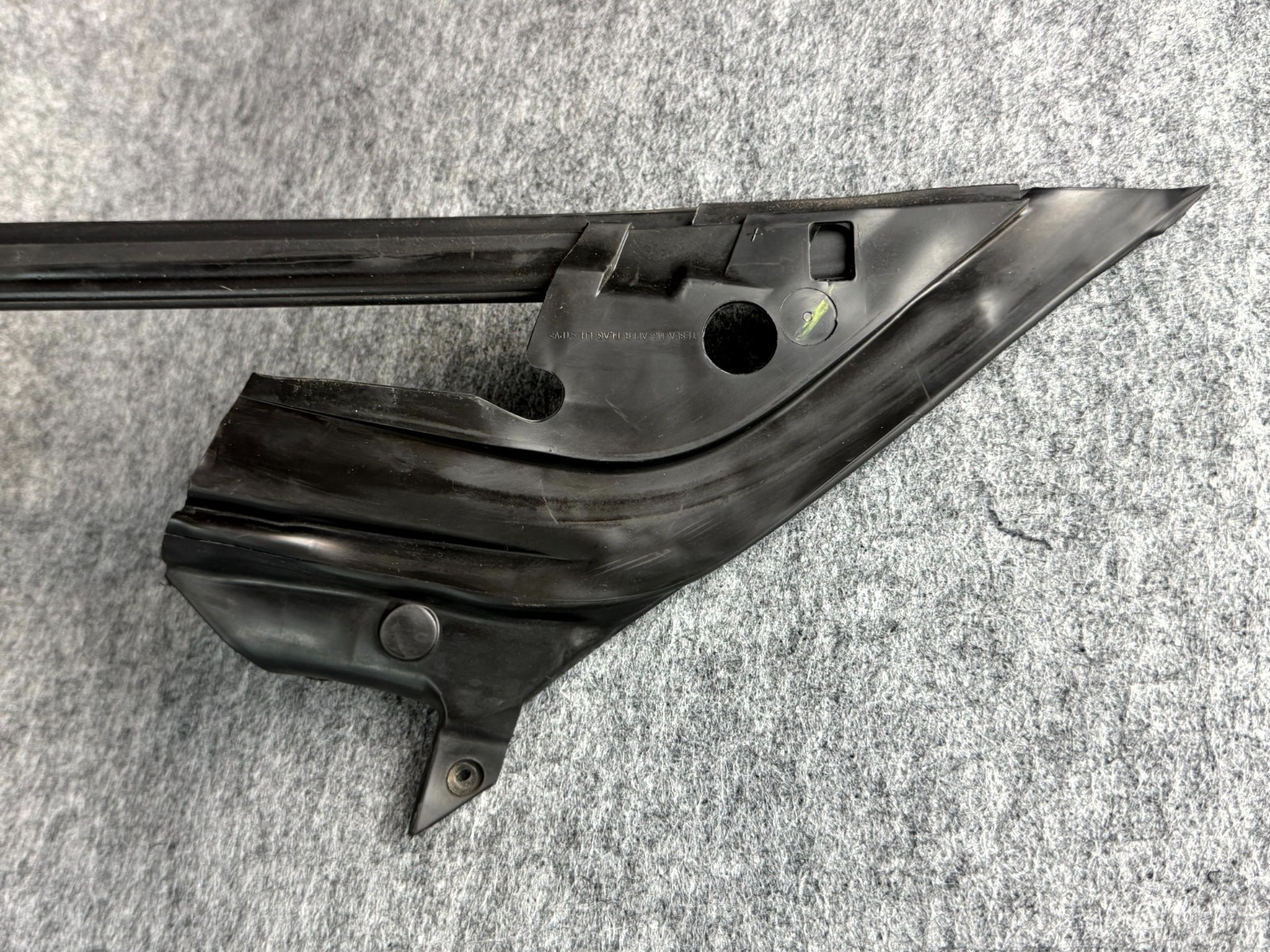 ♦️17-23 TESLA MODEL 3 LEFT DOOR WINDOW RUN WEATHERSTRIP SEAL OEM, 1090501-00-G