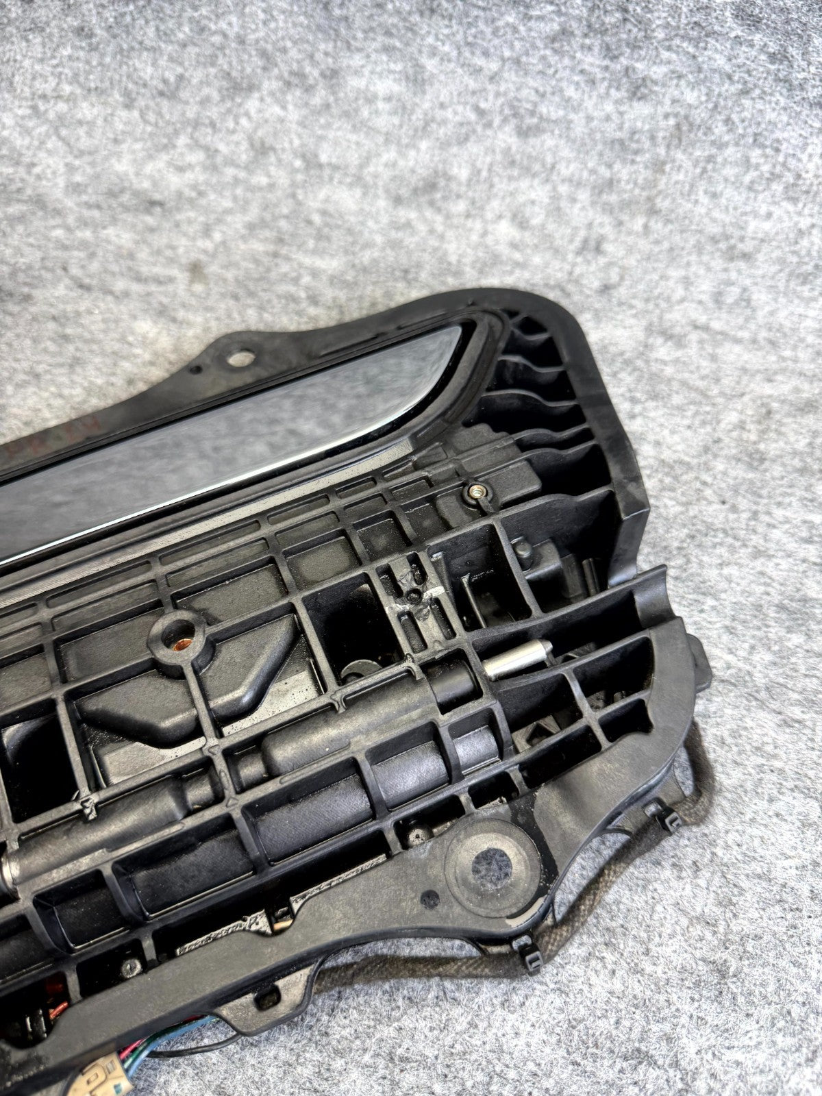 ♦️12-16 TESLA MODEL S FRONT LEFT SIDE EXTERIOR DOOR HANDLE OEM,  1082981-00-C