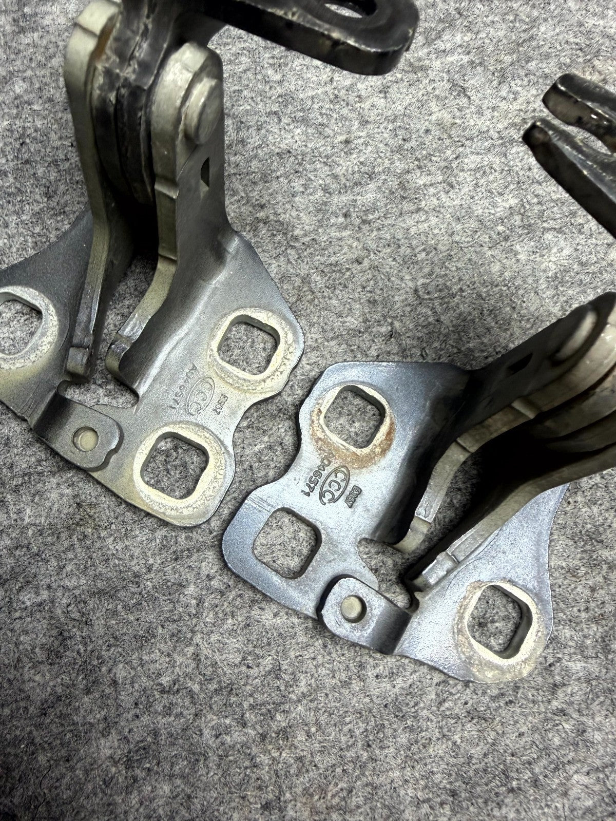 ♦️2017 – 2023 TESLA MODEL 3 FRONT LEFT DRIVER SIDE DOOR HINGE SET OEM, A046571