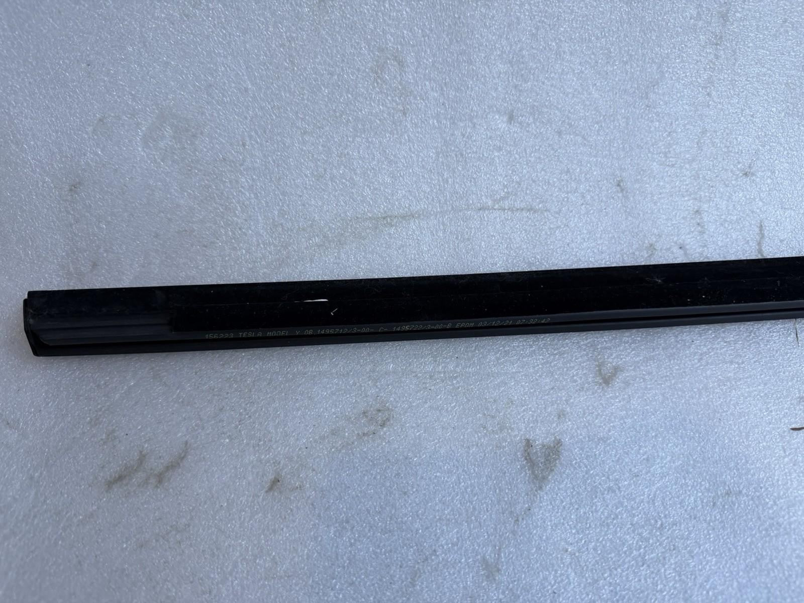 ♦️20-24 TESLA MODEL Y REAR RIGHT SIDE DOOR WINDOW BELT MOLDING OEM, 1495712-00-C