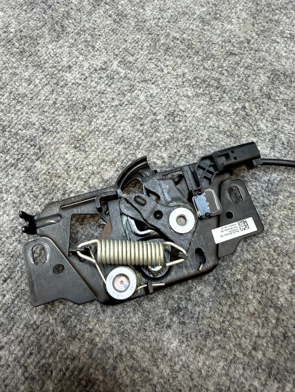 2020 - 2024 TESLA MODEL Y FRONT HOOD LATCH LOCK MECHANISM OEM, 1033011-00-G