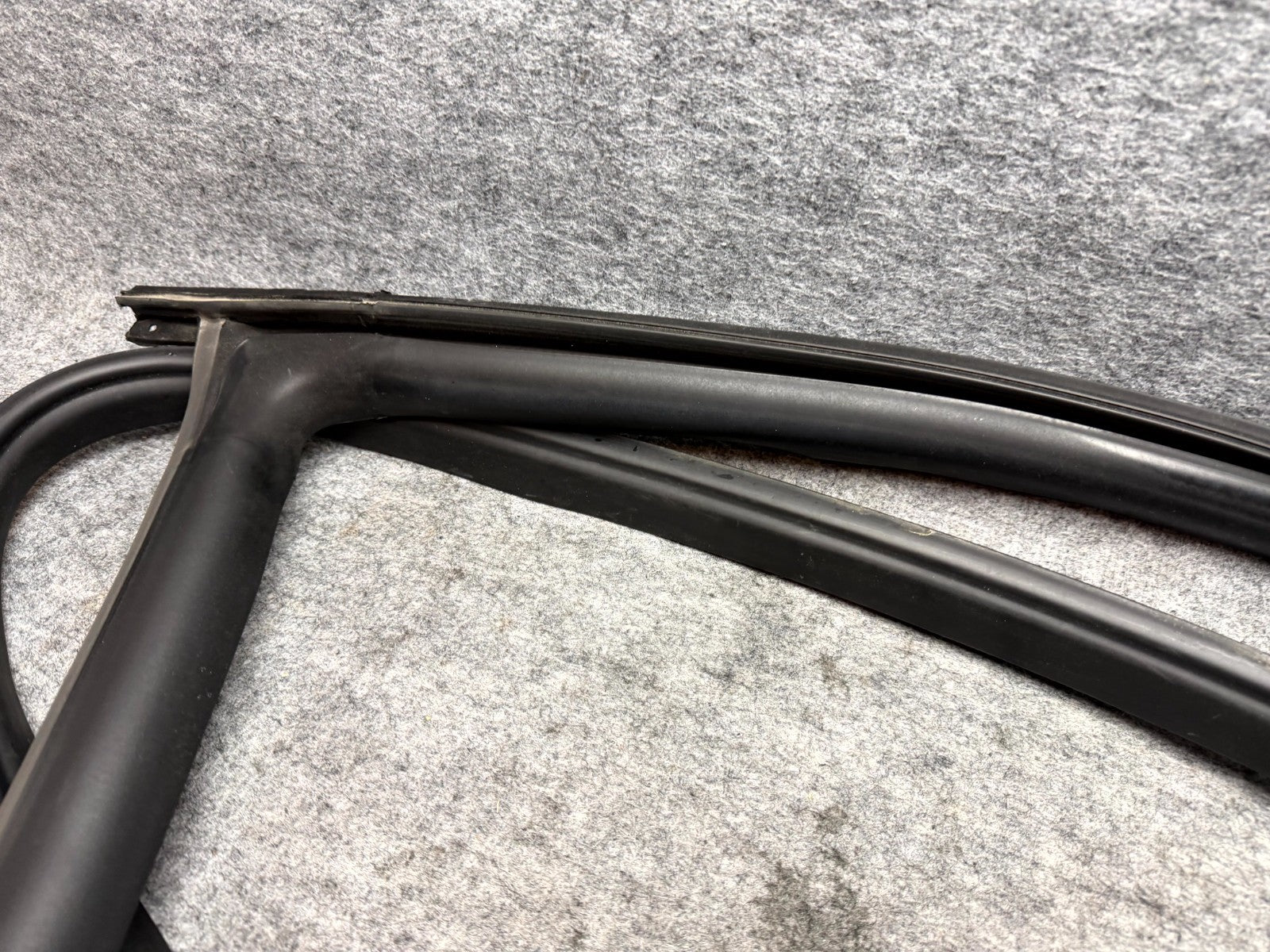 ♦️2017 - 2023 TESLA MODEL 3 REAR RIGHT BODY SEAL WEATHERSTRIP OEM, 1090510-00-N