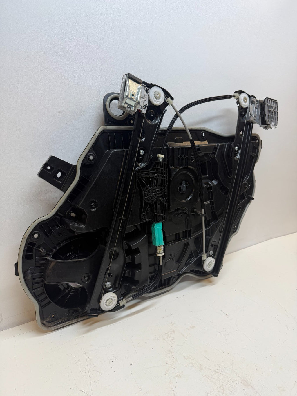 2020-2024 Tesla Model Y Front Left Window Regulator Motor Closeout 1495510-00-J