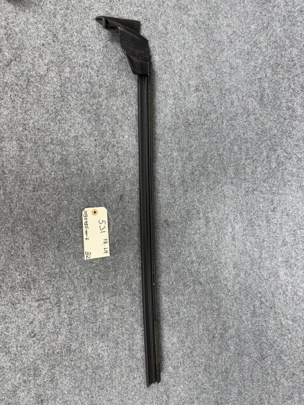 ♦️17 - 23 TESLA MODEL 3 FRONT LEFT SIDE WINDOW INNER BELT SEAL OEM, 1090495-00-E