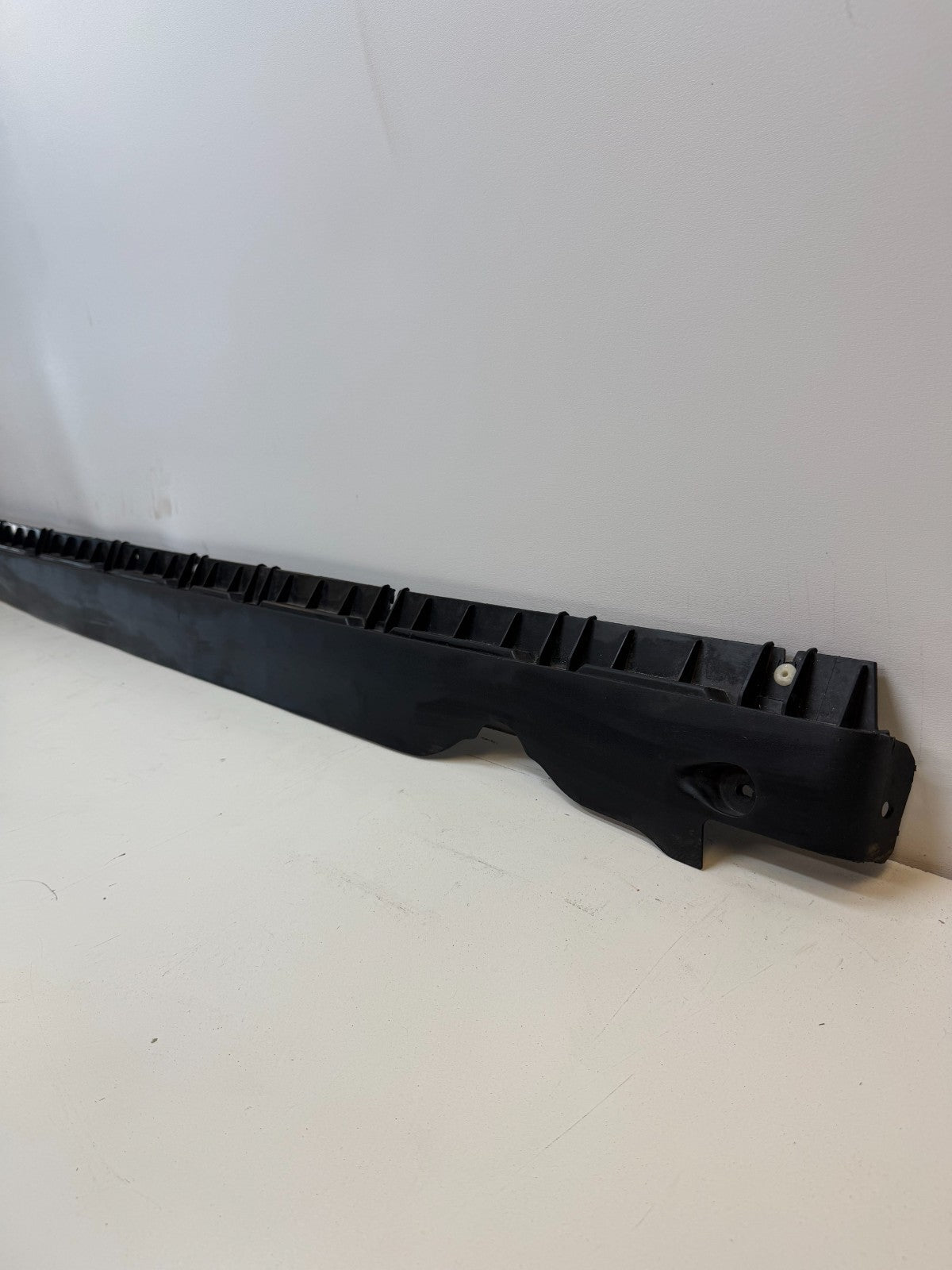 2020-24 TESLA MODEL Y RIGHT SIDE SKIRT ROCKER PANEL MOLDING CARRIER BRACKET