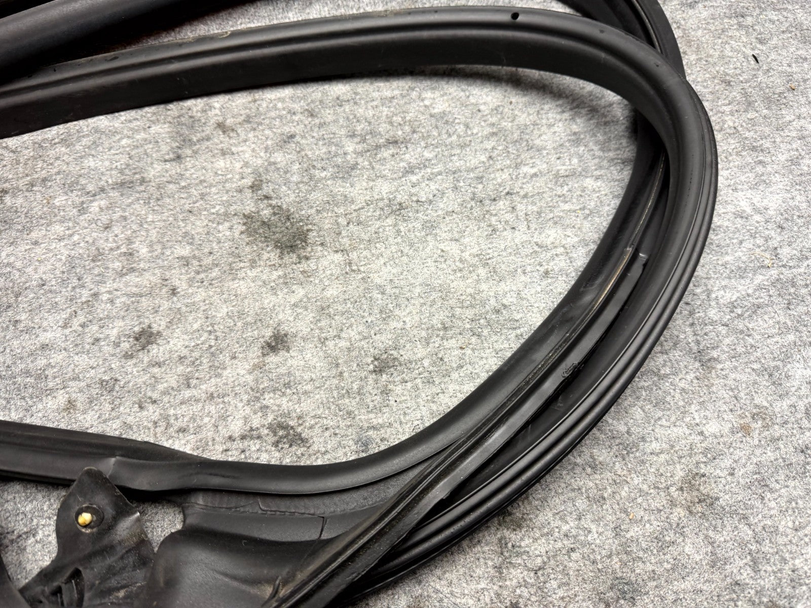 ♦️2017 - 2023 TESLA MODEL 3 REAR RIGHT BODY SEAL WEATHERSTRIP OEM, 1090510-00-N
