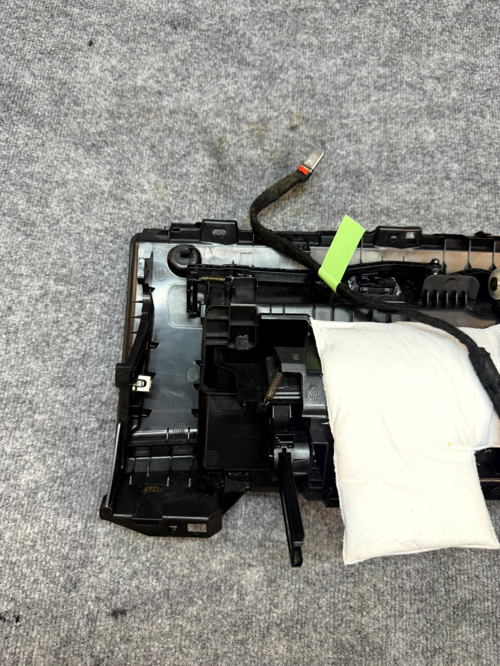2020 - 2024 TESLA MODEL Y DASH GLOVE BOX COMPARTMENT STORAGE OEM, 1083331-00-A