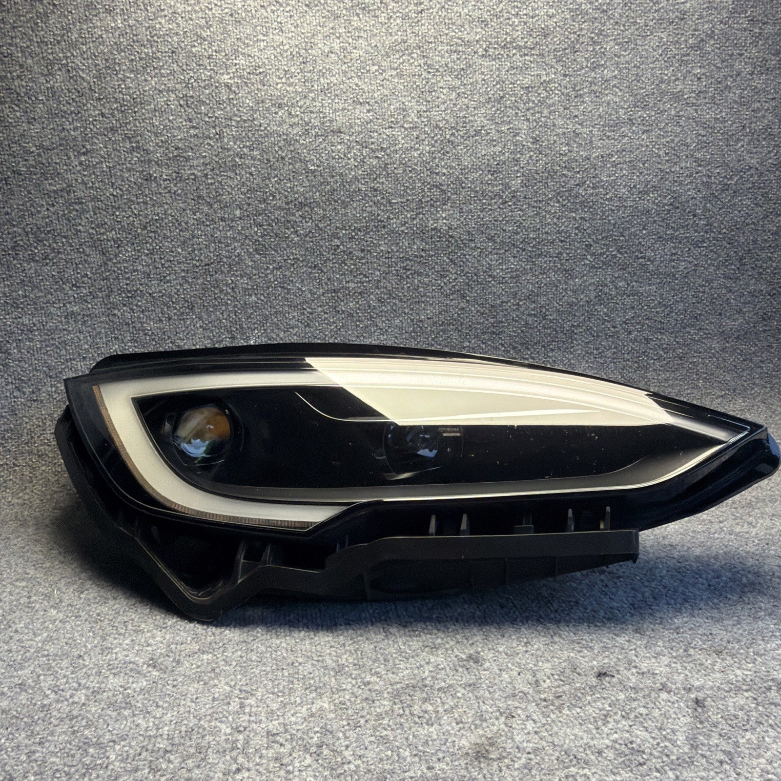 2021-2023 Tesla Model S Plaid Right Passenger Headlight OEM 1563714-95-C