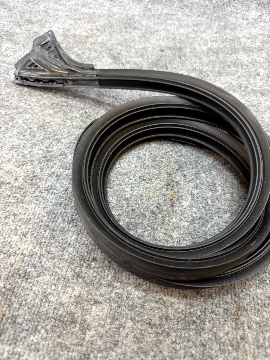 2020-2024 TESLA MODEL Y FRONT LEFT SIDE BODY HEADER RUBBER SEAL OEM,1497677-00-C