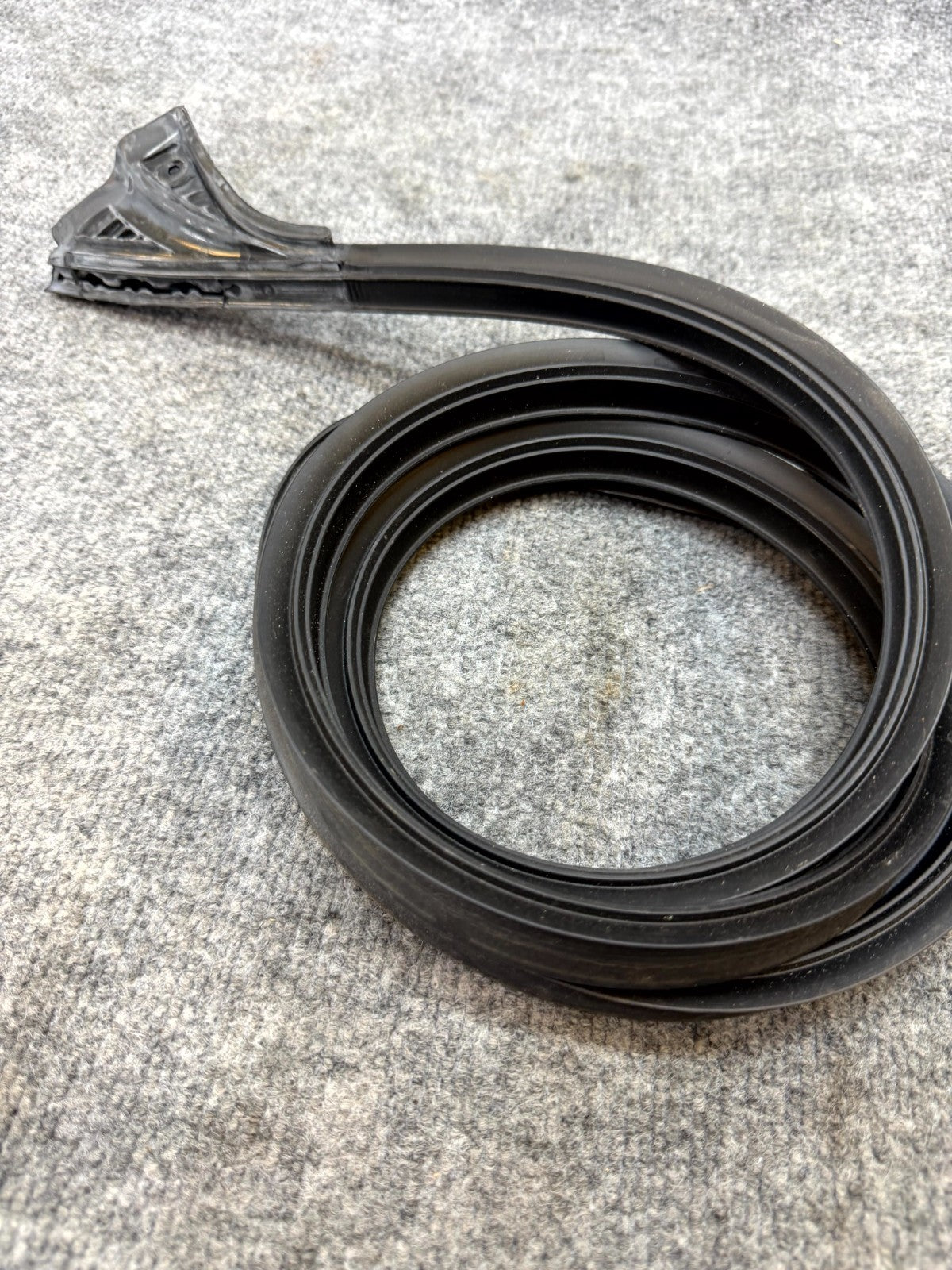 2020-2024 TESLA MODEL Y FRONT LEFT SIDE BODY HEADER RUBBER SEAL OEM,1497677-00-C