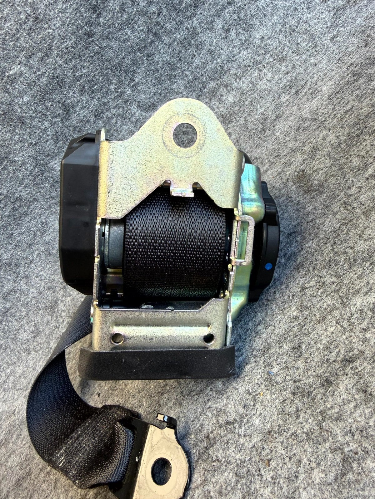♦️17-23 TESLA MODEL 3 REAR LEFT OR RIGHT SEAT BELT RETRACTOR OEM, 1081281-01-G