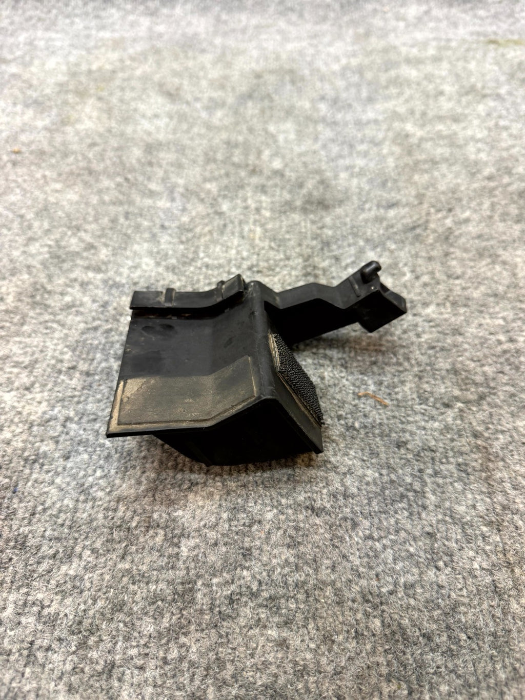 2020-2024 TESLA MODEL Y LEFT SIDE ROCKER PANEL BRACKET CLIP OEM, 1555376-00-C