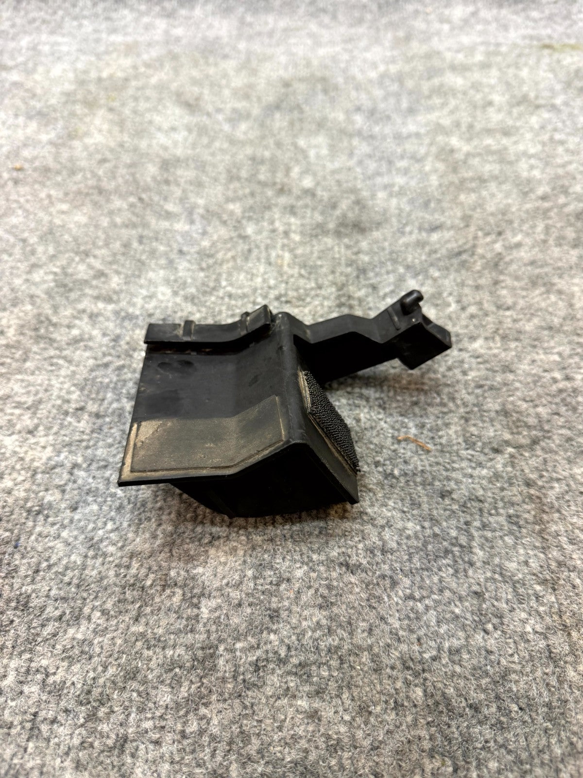 2020-2024 TESLA MODEL Y LEFT SIDE ROCKER PANEL BRACKET CLIP OEM, 1555376-00-C