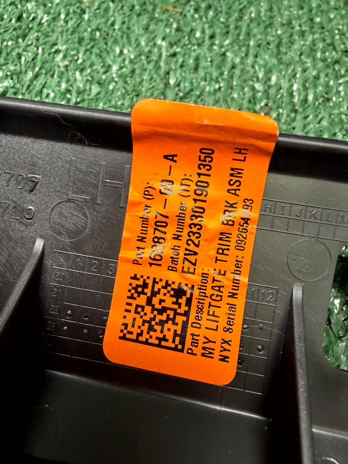 ♦️2020 – 2023 TESLA MODEL Y LEFT SIDE UPPER LIFTGATE BRACKET OEM, 1628707-00-A