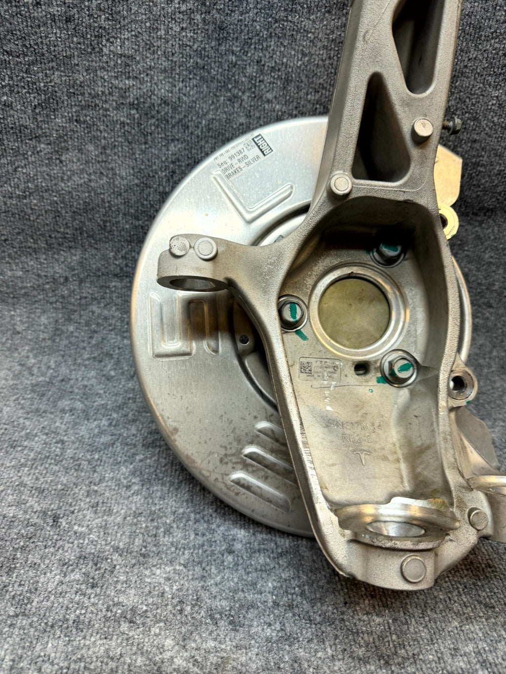 2020-2024 TESLA MODEL Y FRONT RIGHT SPINDLE KNUCKLE HUB & SHIELD OEM, 118831100F