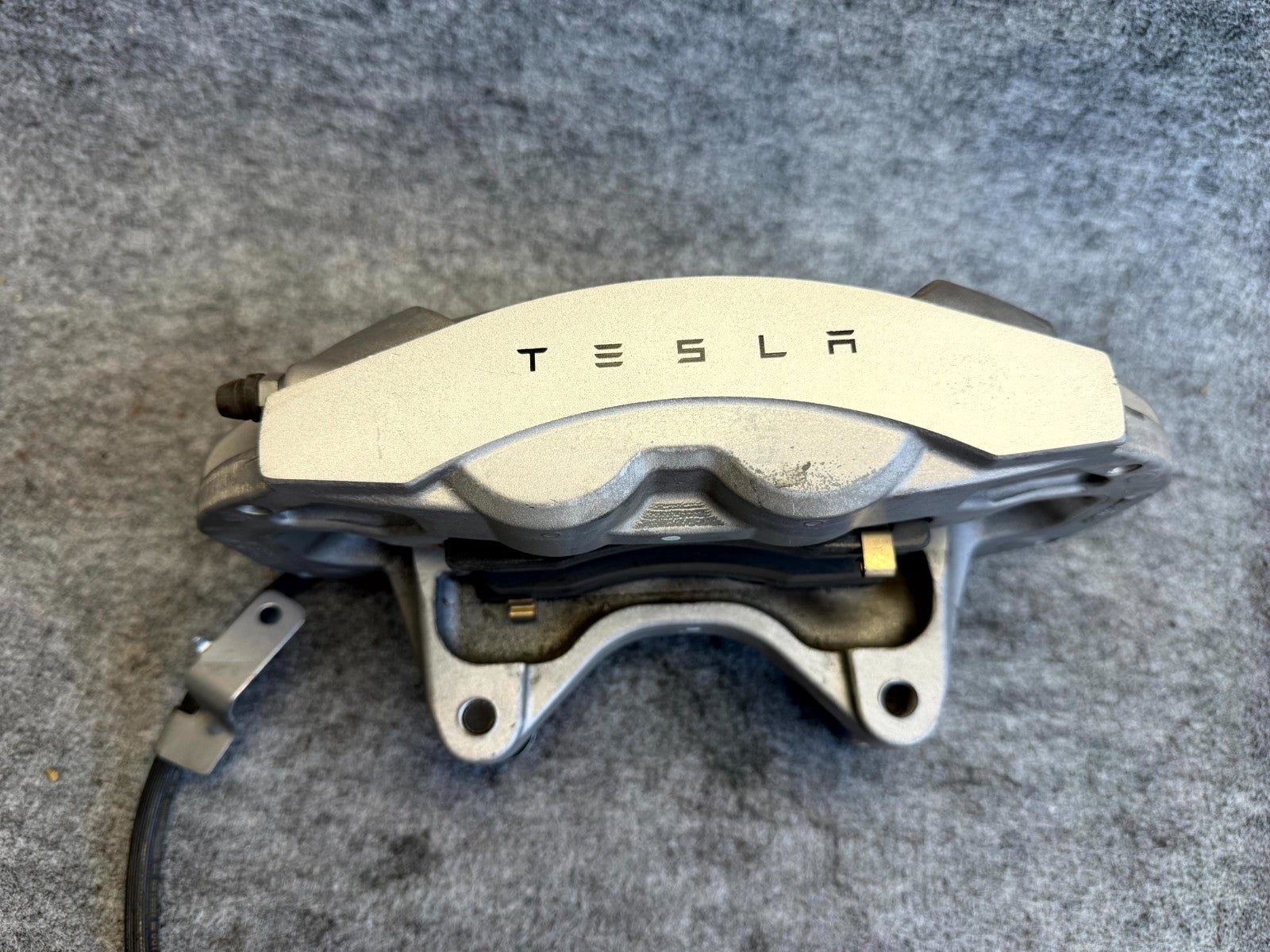 ♦️17-23 TESLA MODEL 3 FRONT LEFT BRAKE CALIPER W/ BRAKE HOSE LINE OEM, 104462100