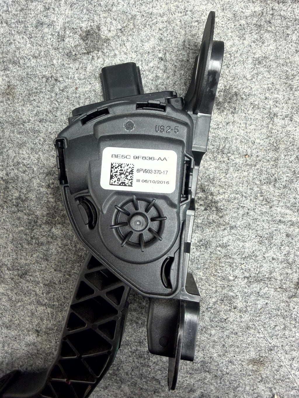 ♦️12-20 TESLA MODEL S LEFT SIDE ACCELERATOR GAS THROTTLE PEDAL OEM, 6PV933370-17