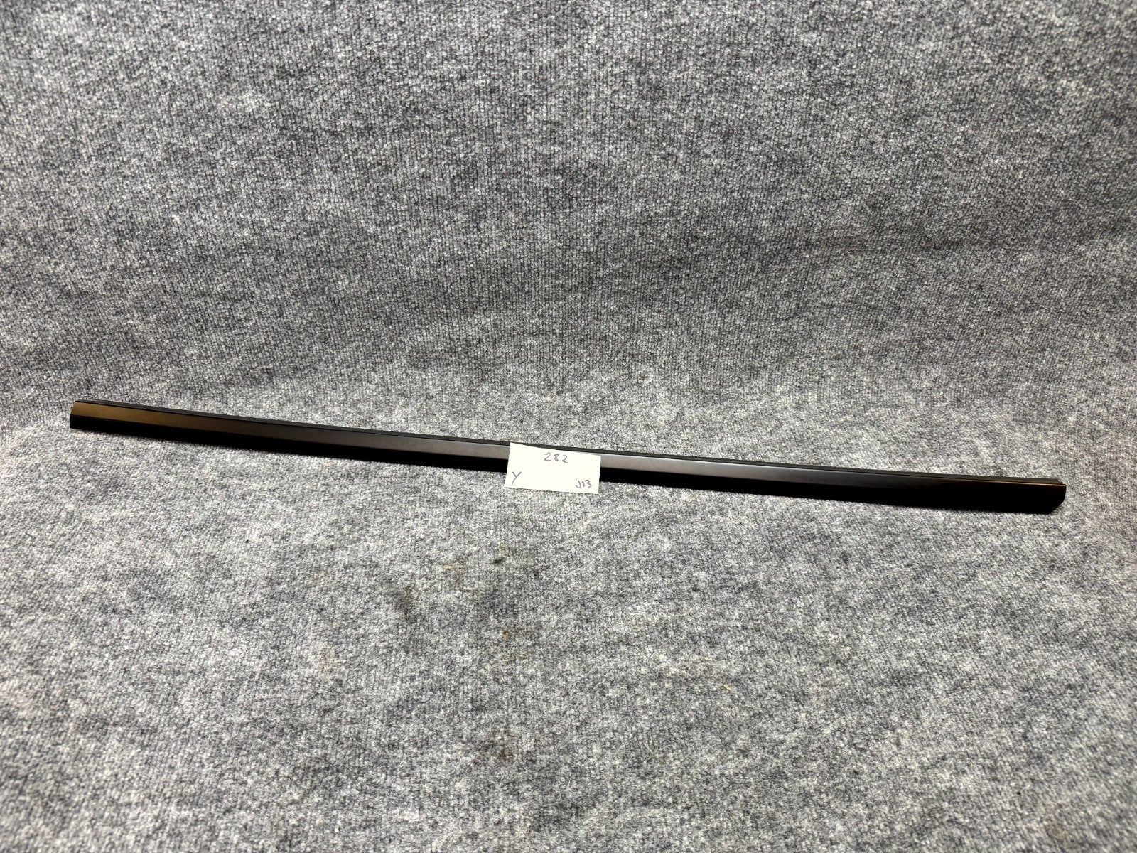 20-24 TESLA MODEL Y FRONT RIGHT/LEFT DOOR WINDOW BELT MOLDING OEM, 1495722-00-B