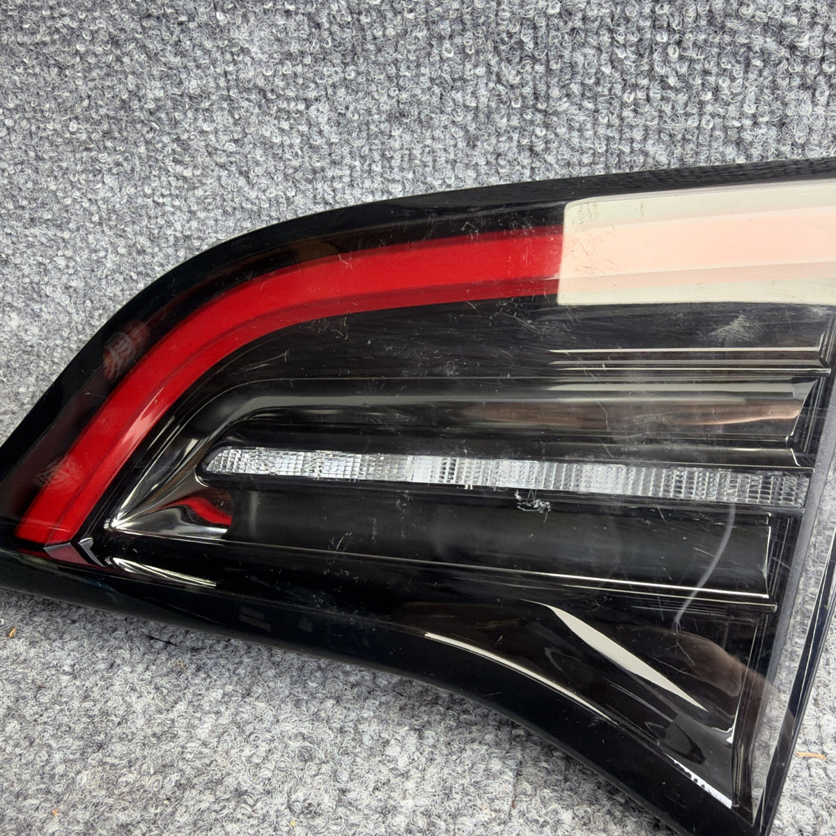 OEM 2020 - 2024 Tesla Model Y Right Inner 4 Pin Tail Light Lamp 1502089-00-B