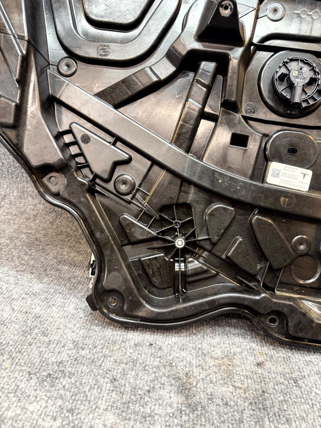 2020-2024 TESLA MODEL Y FRONT LEFT DOOR WINDOW REGULATOR & MOTOR OEM, 149551000E