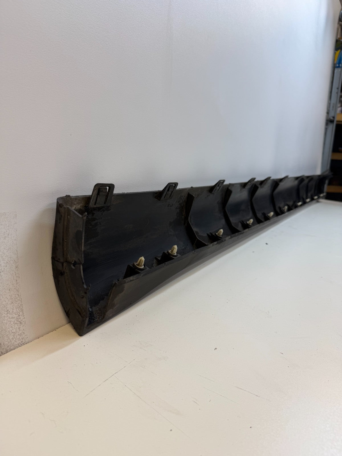20-24 Tesla Model Y Left Door Side Skirt Molding Rocker Cover 1497740-00-B