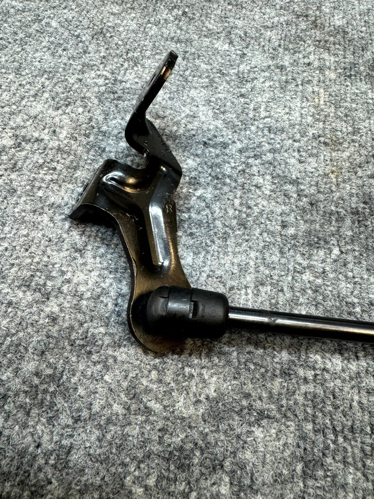 2017‑2023 TESLA MODEL 3 FRONT LH/RH HOOD STRUT SUPPORT BRACKET OEM, 1091472-00-B