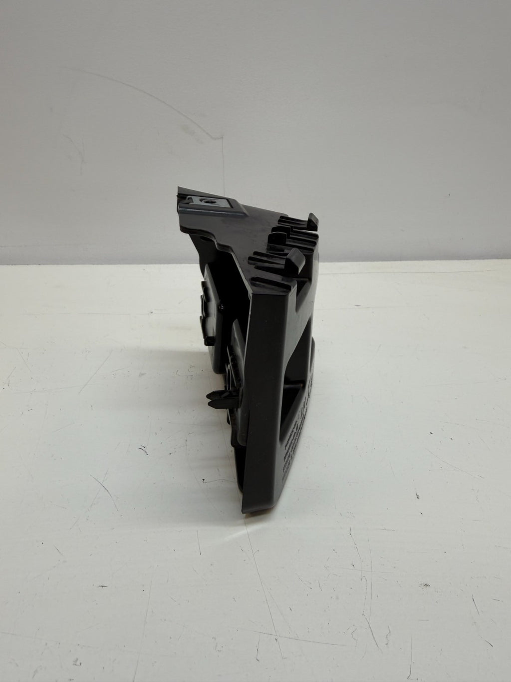 2020 - 2024 TESLA MODEL Y REAR BUMPER LEFT TAILLIGHT LAMP BRACKET 1506968-00-D