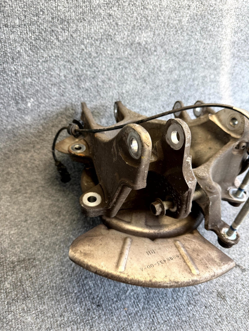 12–16 TESLA MODEL S REAR RIGHT SPINDLE KNUCKLE HUB W/ DUST SHIELD OEM, 600702400