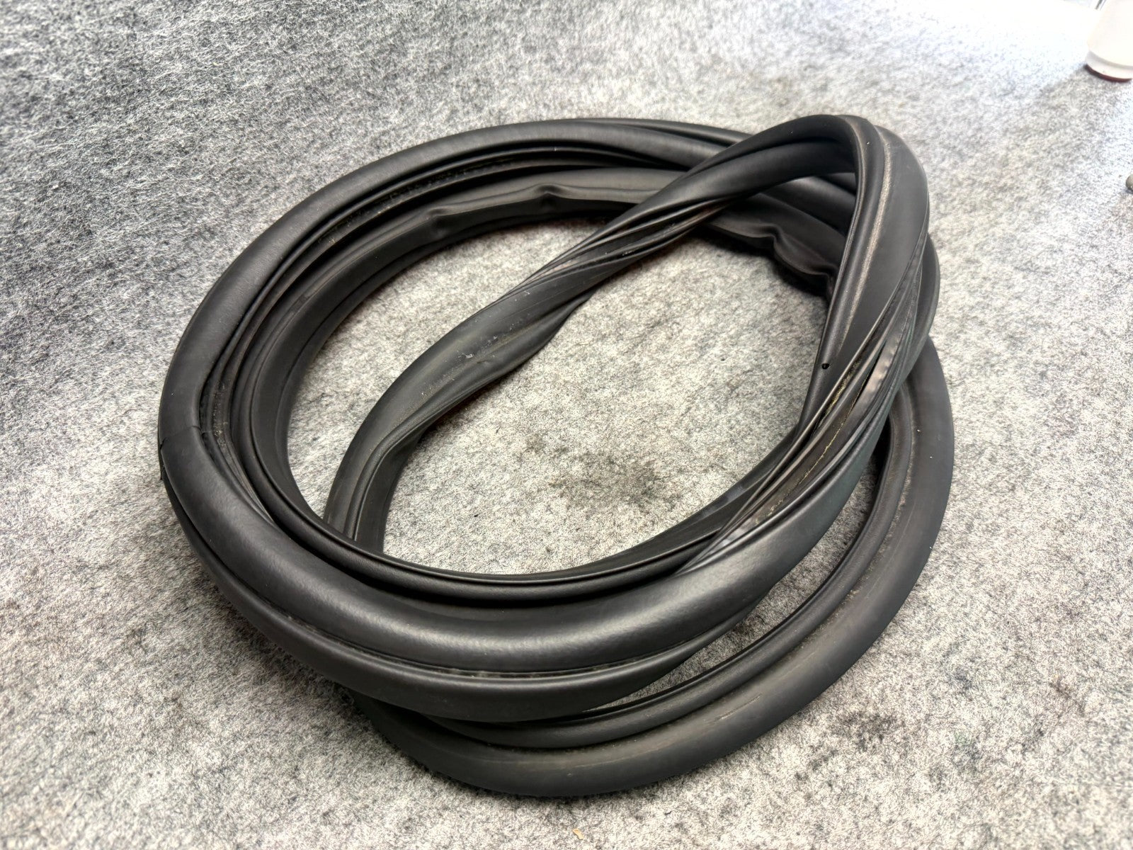 ♦️17–23 TESLA MODEL 3 REAR TRUNK COMPARTMENT WEATHERSTRIP SEAL OEM, 1090492-00-B