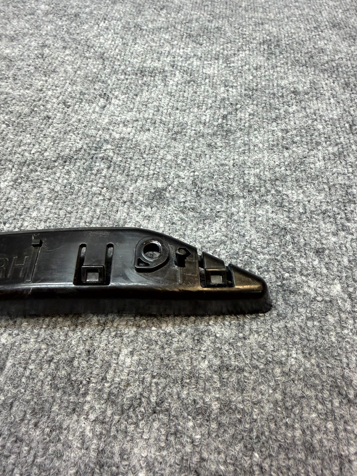 2020 - 2024 TESLA MODEL Y FRONT FENDER BUMPER BRACKET SUPPORT OEM, 1493771-00-B