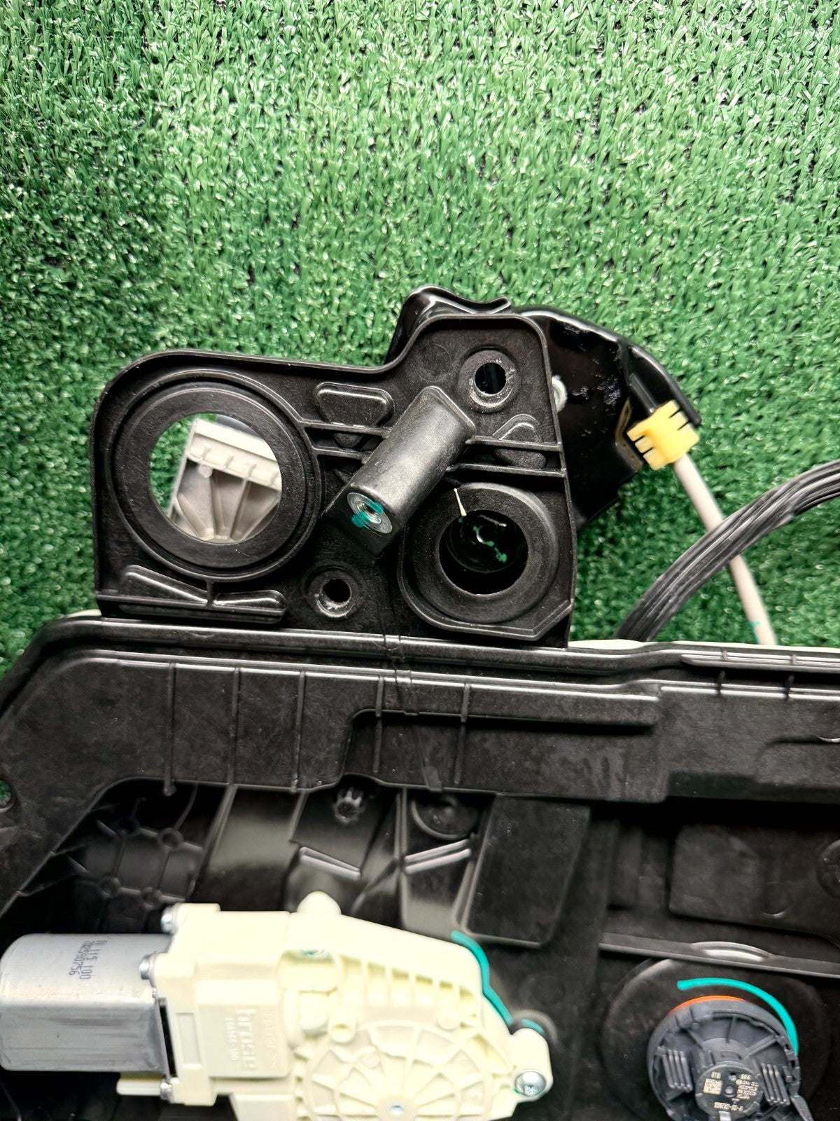 ♦️2020 - 2024 TESLA MODEL Y FRONT RIGHT WINDOW REGULATOR MOTOR OEM, 1495509-98-B
