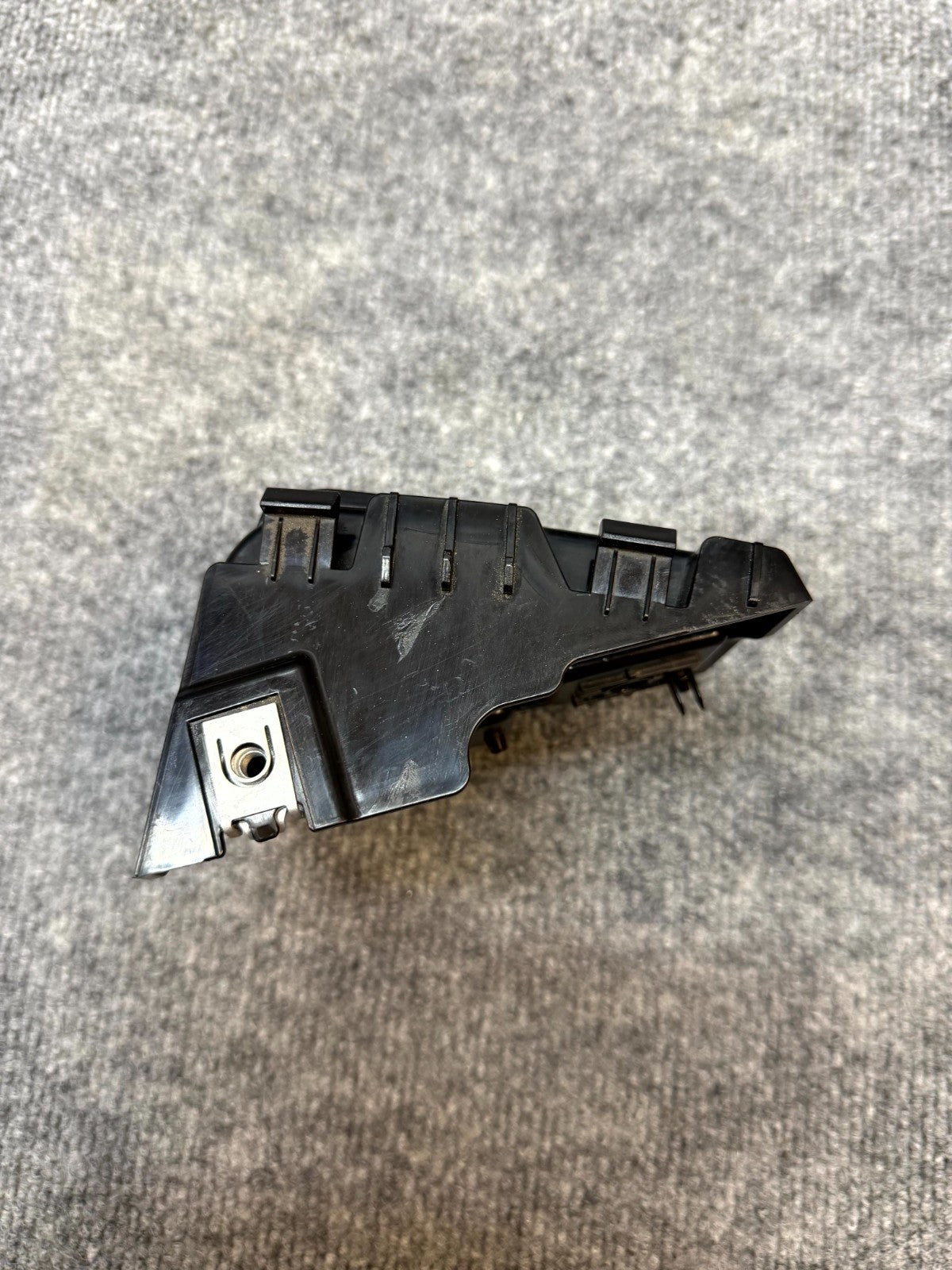 2020-2024 TESLA MODEL Y REAR LEFT DRIVER SIDE TAILLIGHT BRACKET OEM 1494038-00-E