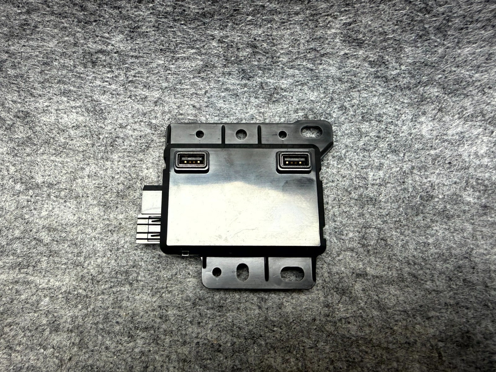 ♦️2017-2023 TESLA MODEL 3 FRONT USB HUB CHARGER CONTROL MODULE OEM, 1093295-00-A
